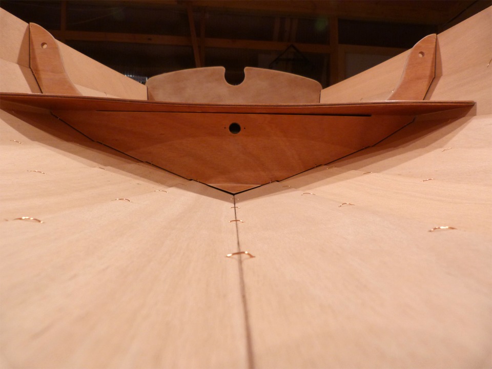 Cet angle est presque imperceptible sous la cloison du compartiment &eacute;tanche arri&egrave;re, ainsi que sous la membrure arri&egrave;re, comme on le voit sur l'image 14 et il est &eacute;galement limit&eacute; sous la cloison avant, comme on le voit deux images plut haut. C'est assez normal car la forme de la coque est tr&egrave;s aig&uuml;e aux extr&eacute;mit&eacute;s, et l'est encore relativement sous les cloisons, qui sont assez proches des extr&eacute;mit&eacute;s.