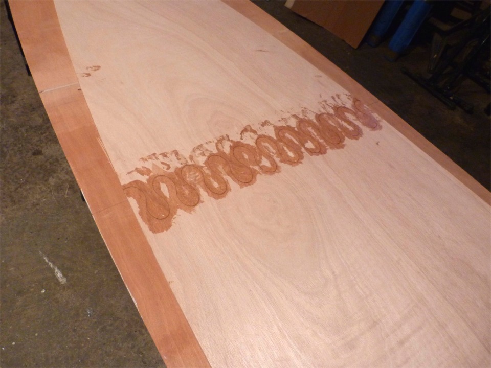 Gros plan sur le collage du joint-puzzle de la sole du Skerry "normal" : ce type de joint remplace le scarf petit &agrave; petit car il est un peu plus facile &agrave; r&eacute;aliser en d&eacute;coupe num&eacute;rique, et nettement plus facile &agrave; aligner et &agrave; coller. J'&eacute;liminerai l'exc&egrave;s d'&eacute;poxy charg&eacute;e au pon&ccedil;age. 