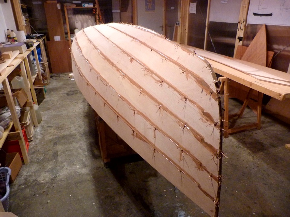 Je colle les joints en continu sans me pr&eacute;occuper de la pr&eacute;sence des sutures, que je chaufferai pour les extraire. Je devrai de toute fa&ccedil;on gratter/poncer la surface des joints avant de passer une seconde couche d'&eacute;poxy charg&eacute;e. 