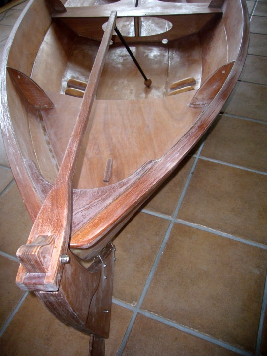 Sur cette image, la barre franche est en place. Jean a poussé loin sa réflexion : il a fixé son stick sur la face inférieure de la barre car il estime que le bras du barreur sera en desous de la barre en navigation. En effet la meilleure position pour le barreur est assis au fond du bateau, juste derrière le banc milieu. 
