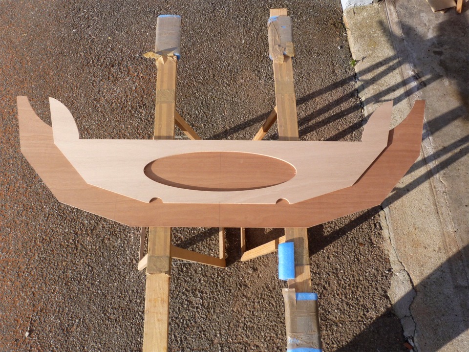 J'ai d&eacute;coup&eacute; la cloison centrale du Grand Skerry, et j'ai pos&eacute; dessus celle du Skerry standard. Voil&agrave; ce que signifie une augmentation de 20%... J'ai conserv&eacute; la m&ecirc;me hauteur entre le haut du carreau et le support du banc central. Je vais utiliser la hauteur disponible sous le banc pour loger dessous une d&eacute;rive pivotante. 