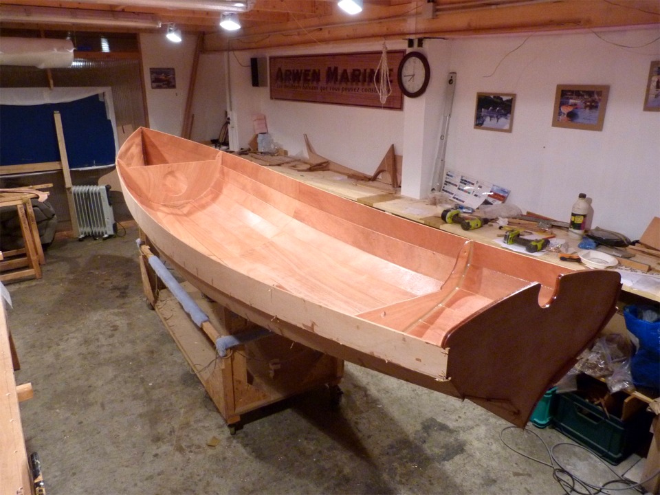 J'encha&icirc;ne avec les joints int&eacute;rieurs pendant que la couche d'&eacute;poxy d'impr&eacute;gnation est encore molle. 