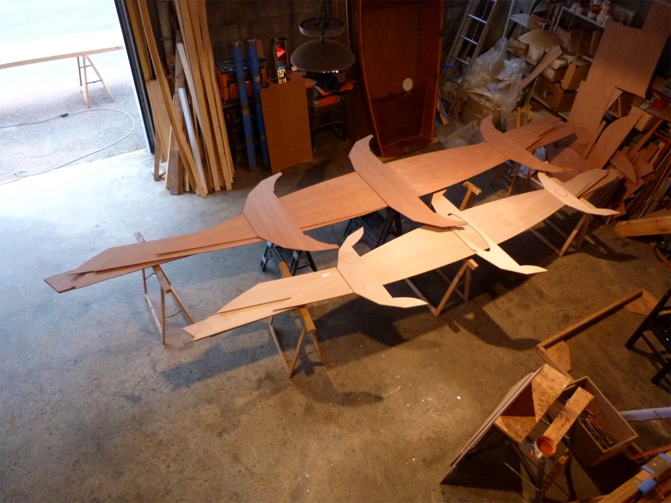 Et voici d'ailleurs les pi&egrave;ces du Grand Skerry (les panneaux de coque et les trois cloisons) &agrave; cot&eacute; de celles du Skerry standard : le Grand Skerry sera effectivement grand ! 