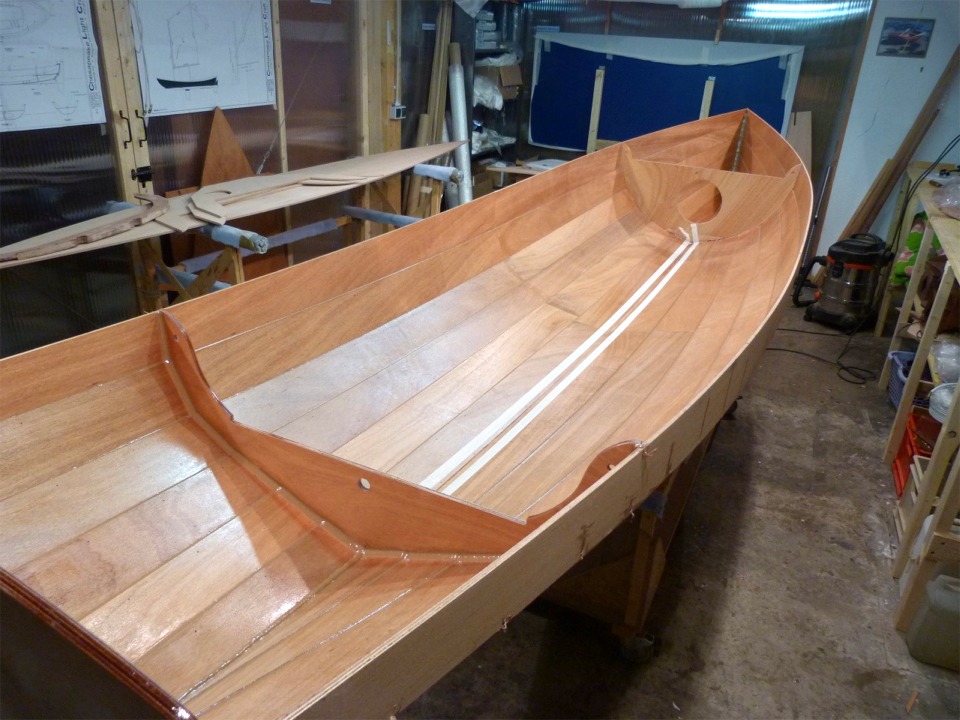 Le lendemain, j'ai pos&eacute; les bandes "Gordini" qui vont me permettre de d&eacute;limiter la zone couverte par le large joint de la la ligne de quille.