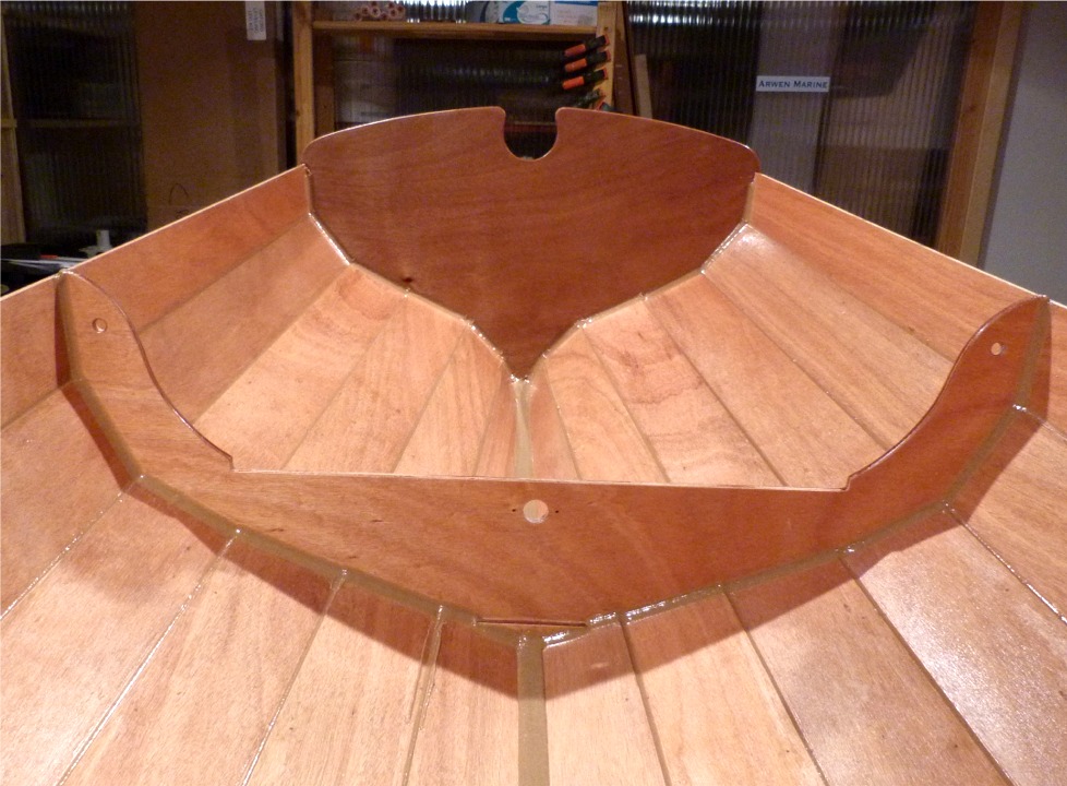 Vue de l'int&eacute;rieur du d&eacute;licat tableau arri&egrave;re de la Yole de Chester. 