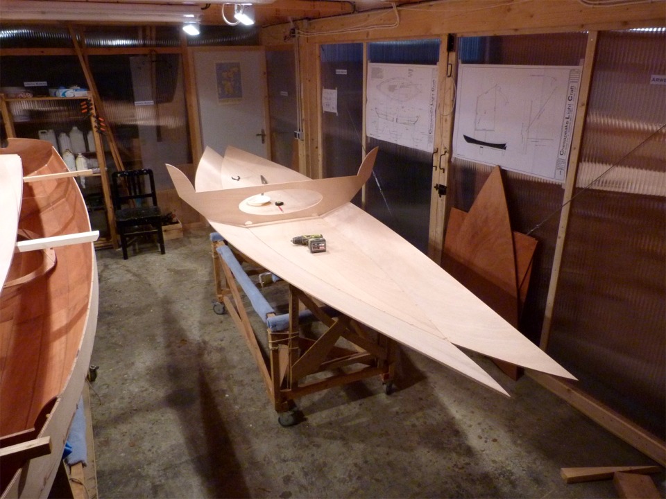 J'ai cousu le second bord&eacute; 1 et la cloison centrale, et je vais encore suturer en place les cloisons avant et arri&egrave;re avant de fermer l'&eacute;trave et l'&eacute;tambot.