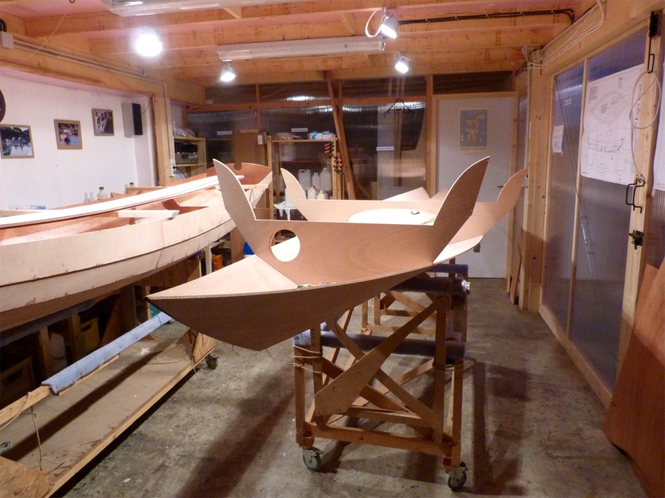 J'ai sutur&eacute; la cloison avant &agrave; sa place, puis ferm&eacute; l'&eacute;trave. 