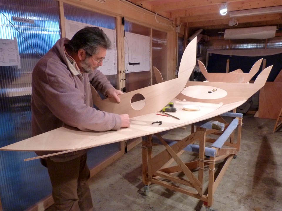 Encore une photo prise par le retardateur : je suis occup&eacute; &agrave; passer les sutures de la cloison arri&egrave;re.