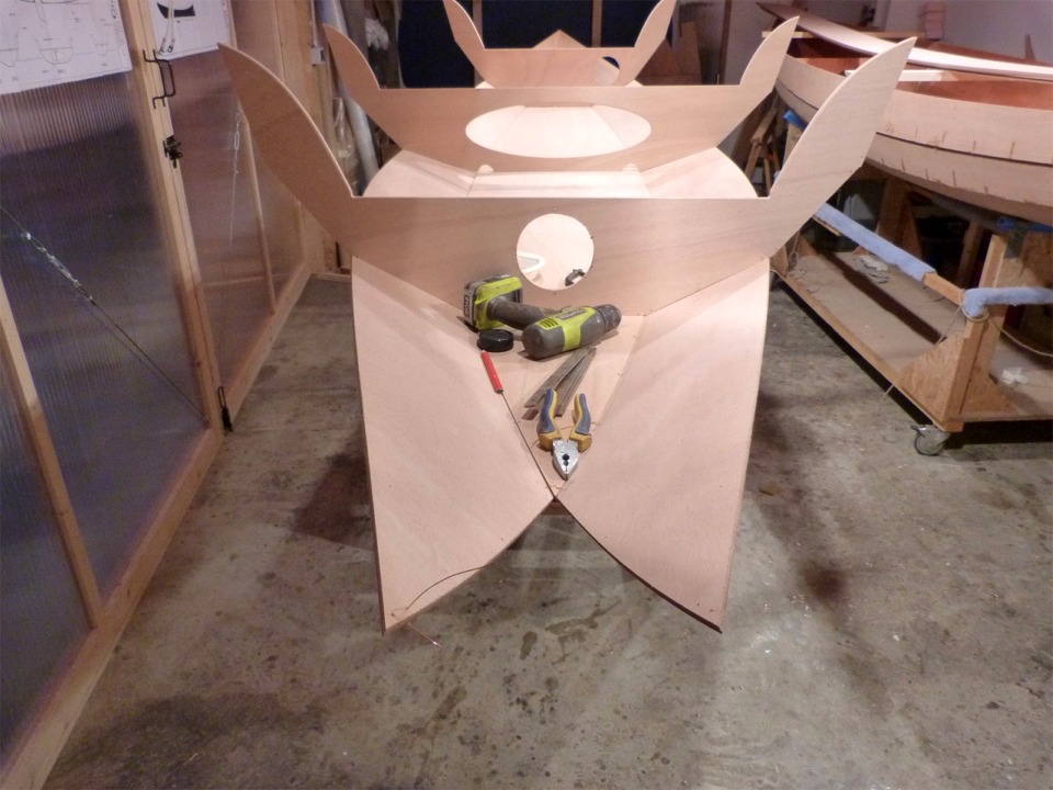 La cloison arri&egrave;re est en place et je retrousse mes manches pour fermer l'&eacute;tambot. L'importance du tr&eacute;vire sur une relativement courte longueur &agrave; la poupe rend cette op&eacute;ration assez muscl&eacute;e, mais parfaitement g&eacute;rable sans aide ext&eacute;rieure, gr&acirc;ce &agrave; la souplesse de l'okoum&eacute;. 