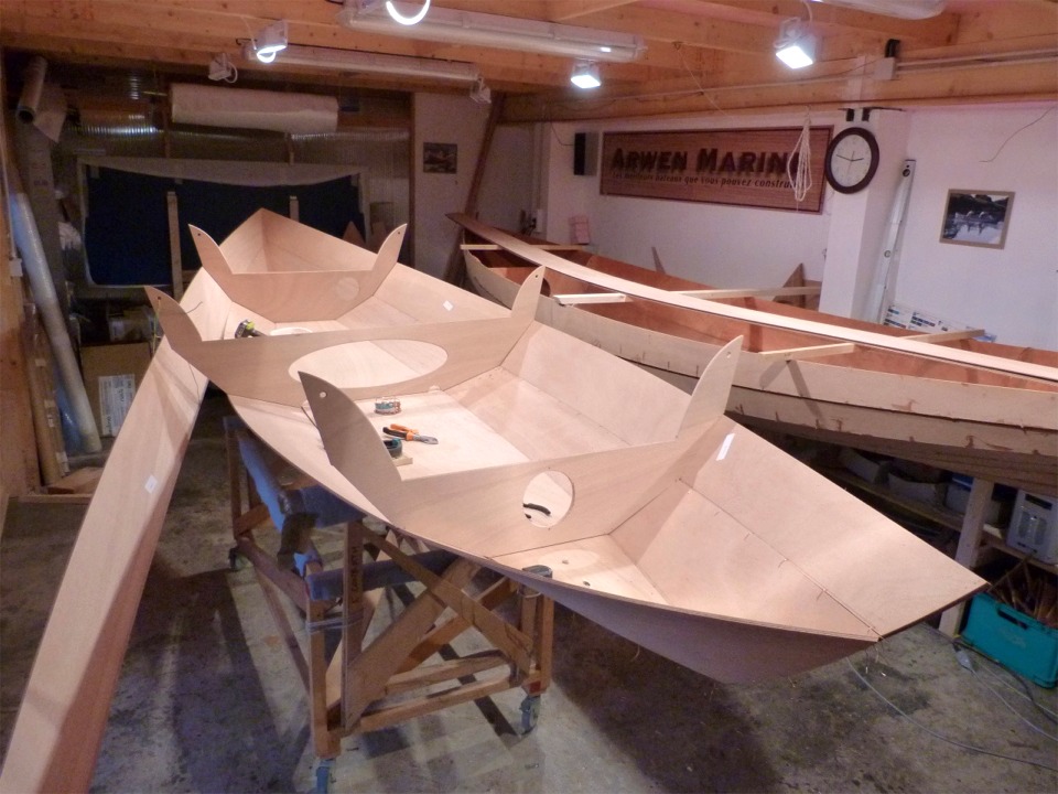 J'ai cousu le bord&eacute; 2 tribord et suis maintenant occup&eacute; &agrave; suturer celui de b&acirc;bord. J'ai d&eacute;marr&eacute; sur l'&eacute;trave et progresse vers la poupe. J'accroche le bord&eacute; &agrave; la cloison centrale pendant que je travaille &agrave; l'avant, puis je passe rapidement quelques sutures au milieu et &agrave; l'arri&egrave;re afin d'immobiliser le bord&eacute; en attendant de le coudre. 