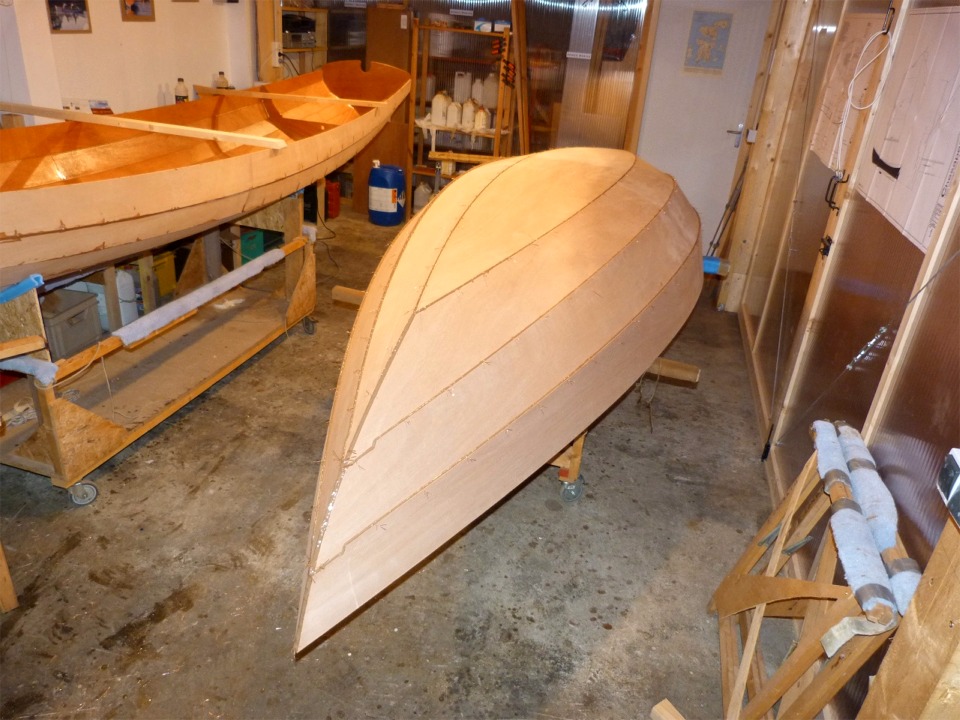 J'ai de nouveau appel&eacute; Igor &agrave; la rescousse, afin de retourner le Skerry pour le premier collage, que je fais comme d'habitude sur l'ext&eacute;rieur de la coque. Comme &agrave; chaque fois, je m'extasie sur la finesse de cette car&egrave;ne... 