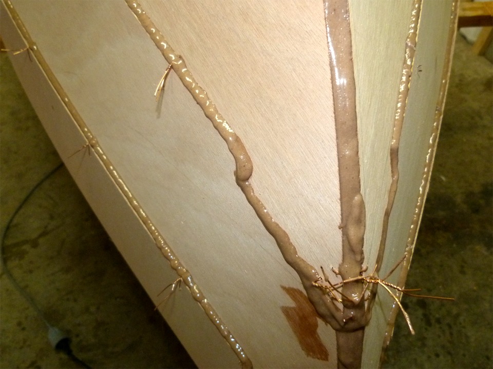 Gros plan sur les collages de la poupe. J'ai d&eacute;pos&eacute; un filet d'&eacute;poxy charg&eacute;e tout le long de chacun des joints. Je ne me suis pas interrompu pour les sutures, qui sont donc toutes "noy&eacute;es" dans la colle. Je les chaufferai l&eacute;g&egrave;rement pour les extraire sans difficult&eacute; lorsque l'&eacute;poxy aura durci. 