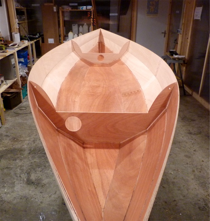 Le lendemain, Igor est encore venue m'aider &agrave; remettre la coque sur ses pieds. J'ai coup&eacute; les sutures de la cloison centrale et l'ai d&eacute;pos&eacute;e afin de travailler sur l'ensemble de la surface du compartiment central, notamment afin de faire la stratification d'un seul tenant. Je commence ici par impr&eacute;gner la surface int&eacute;rieure. Dans la foul&eacute;e je vais r&eacute;aliser les joints int&eacute;rieurs et boucher les trous des sutures. L'impr&eacute;gnation pr&eacute;alable &eacute;vite de tacher la surface du contreplaqu&eacute; avec la charge qui sert aux joints, ce qui permet de vernir en finition. 