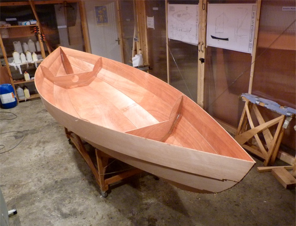 Impr&eacute;gnation et joints termin&eacute;s, tous les trous des sutures sont &eacute;galement bouch&eacute;s. Un coup de pon&ccedil;age et ce Skerry sera pr&ecirc;t pour la stratification de sa surface int&eacute;rieure.