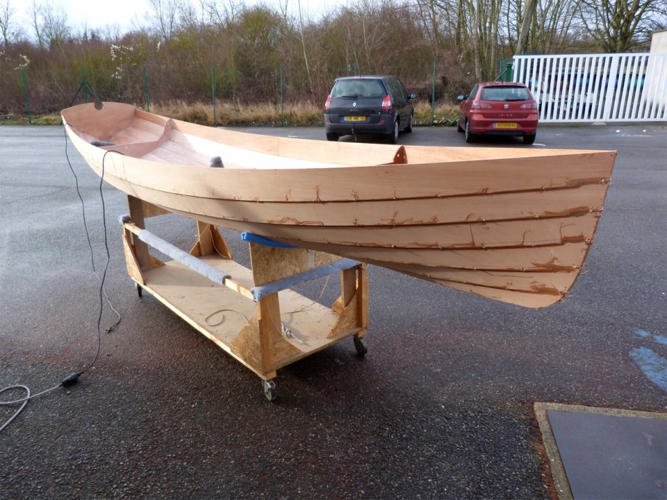 Ce samedi, je sors la Yole de Chester pour poncer la surface int&eacute;rieure en vue de sa stratification. 