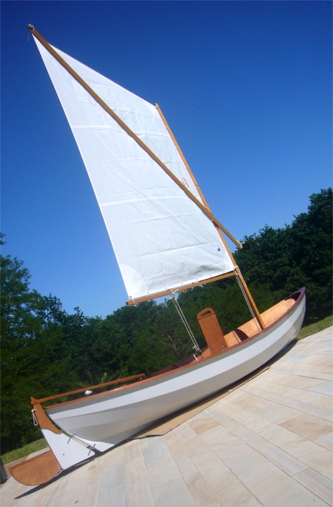 Et voici le Skerry de Jean tout gréé, prêt à prendre la mer : réalisation impeccable en tous points. 