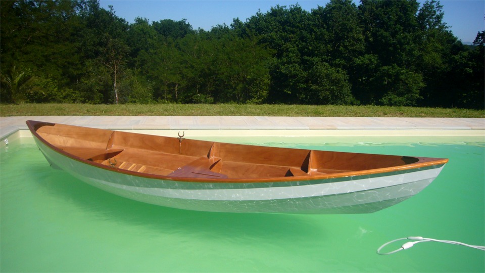 Jean a fini de construire son Skerry à Biarritz et procède aux essais de flottabilité dans un "environnement controlé" ! Pas de doute, il flotte bien dans la piscine ! 