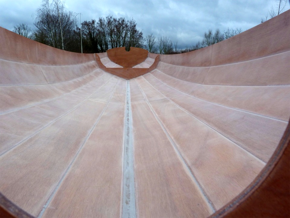J'adore cette vue &agrave; travers la trappe de visite du compartiment &eacute;tanche avant : pon&ccedil;age r&eacute;alis&eacute; entre deux averses, on peut passer &agrave; la suite. 