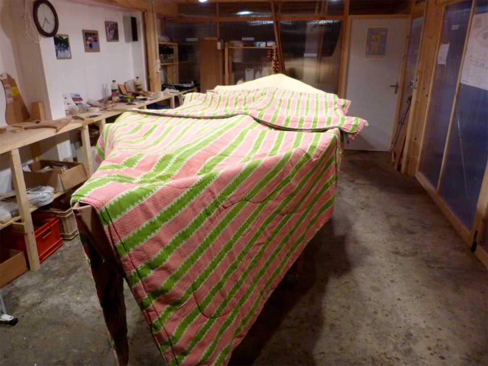 L'&eacute;poxy de l'int&eacute;rieur du Skerry n'ayant pas assez durci du fait de la temp&eacute;rature trop basse, je d&eacute;cide de lui donner un petit coup de pouce et de la "cuire" pour quelques heures : je d&eacute;pose des vieux duvets sur le dessus de la coque et j'enferme dessous un radiateur &eacute;lectrique soufflant pour conserver toute la nuit &agrave; 25&deg; le volume ainsi ferm&eacute;. 