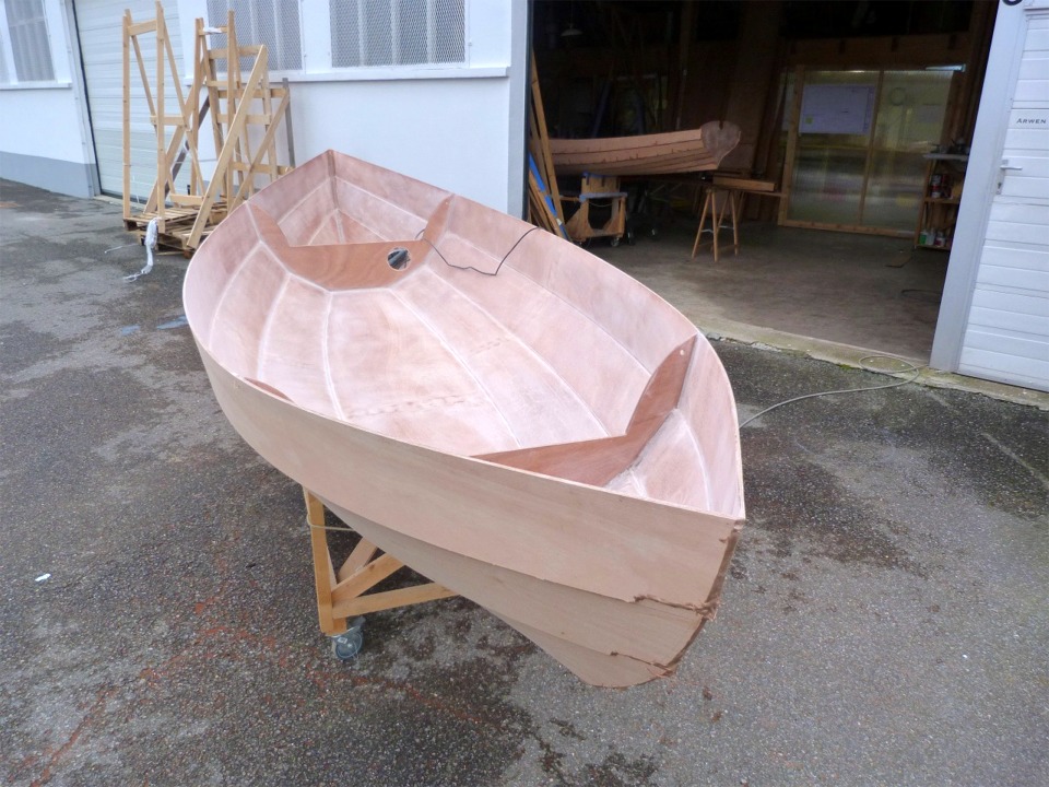 Apr&egrave;s l'avoir laiss&eacute; "cuire" toute la nuit, je d&eacute;nude la coque et la sors &agrave; l'ext&eacute;rieur pour le pon&ccedil;age. Je rigole tout seul en repensant &agrave; la blague favorite des artisans (pas celle-l&agrave;) : "Quand t'es &agrave; ton compte, tu bosses quand tu veux : tout le temps ! Ah, ah, ah !" En effet, on est dimanche matin et je ponce... 