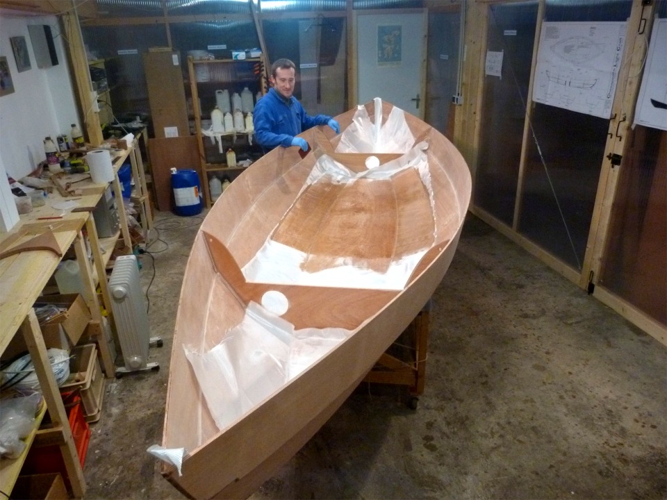 Ce lundi, Arnaud est venu &agrave; l'atelier pour s'essayer &agrave; la stratification, car il envisage une reconversion en construction navale. Nous r&eacute;alisons ensemble celle de l'int&eacute;rieur de ce Skerry, que je construis &agrave; l'attention d'un autre Arnaud ! 