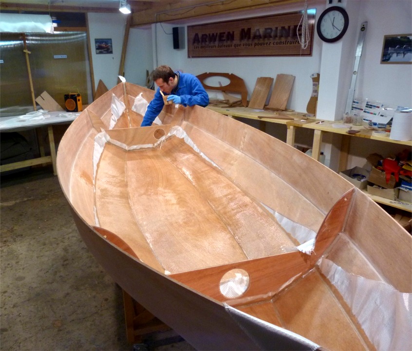 Et voila, c'est presque fini, il ne reste plus qu'&agrave; couper l'exc&eacute;dent de tissu de verre dans le joint entre les bord&eacute;s 1 et les bord&eacute;s 2. 