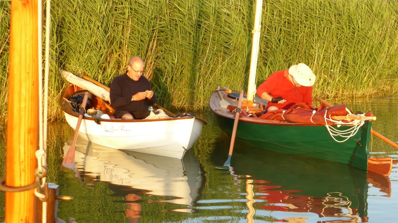 Le Skerry standard et le Skerry Raid bord &agrave; bord : on reconnait bien la m&ecirc;me coque, mais les 15 cm de largeur en plus sont bien visibles. 