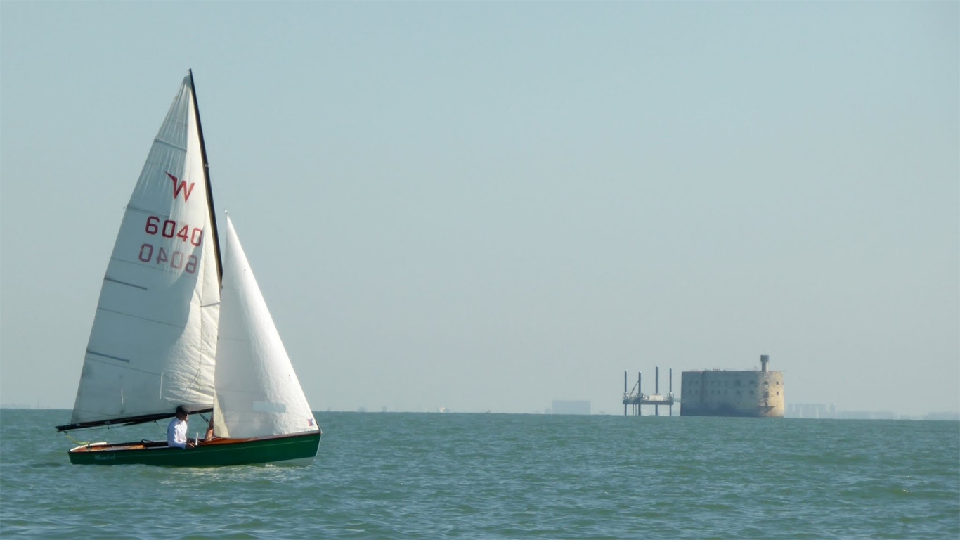 Le Wayfarer "Whimbrel" pose pour la photo devant Fort Boyard. 