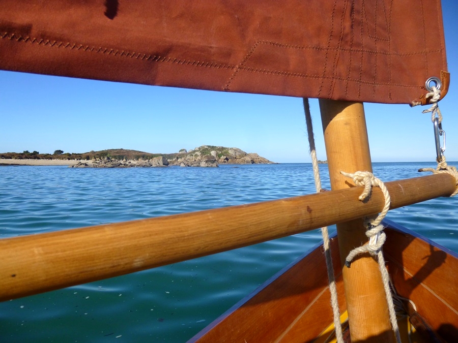 Christian &eacute;tait d&eacute;j&agrave; l'heureux propri&eacute;taire d'un Aber, mais il a voulu construire ce Skerry car il trouve qu'il devient de plus en plus difficile d'acc&eacute;der aux cales de mise &agrave; l'eau ou &agrave; un parking attenant pour garer la remorque, car les municipalit&eacute;s de front de mer restreignent ces acc&egrave;s et ces parkings en faveur des "professionnels" d'une part, et d'autre part donnent la priorit&eacute; au parking li&eacute; aux commerces et restaurants. Un chariot de mise &agrave; l'eau minimum (comme le chariot alu Nautiraid qui se plie ensuite &agrave; bord) permet de lancer un Skerry sans cale, il suffit d'avoir acc&egrave;s &agrave; une plage ! 
