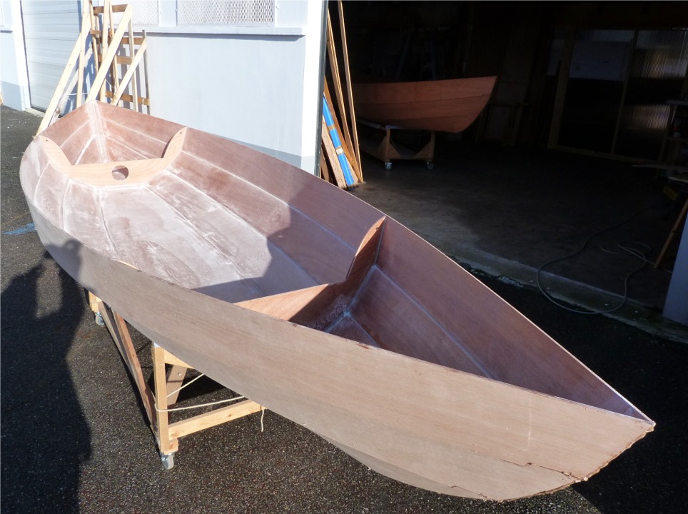 La difficult&eacute; de ce pon&ccedil;age est de savoir ne pas trop insister pour ne pas couper les fibres de verre, car il est &eacute;vident que cela affaiblit le composite. C'est pourquoi nous avons successivement repass&eacute; deux couches d'&eacute;poxy au rouleau d&egrave;s que la pr&eacute;c&eacute;dente ne collait presque plus au doigt. L'&eacute;paisseur d'&eacute;poxy par-dessus le tissu de verre est donc assez cons&eacute;quente, et on peut poncer sans trop de risque d'affaiblir substanciellement le composite. 