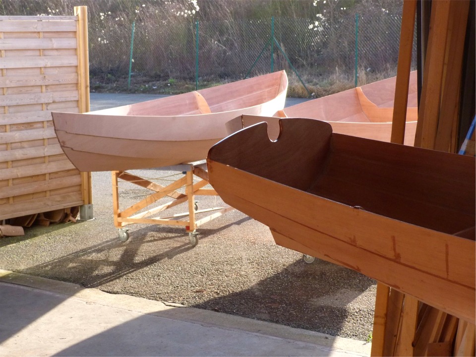 Jolie image de la poupe de la Yole de Chester devant les Skerry dans la lumi&egrave;re de l'apr&egrave;s-midi. 