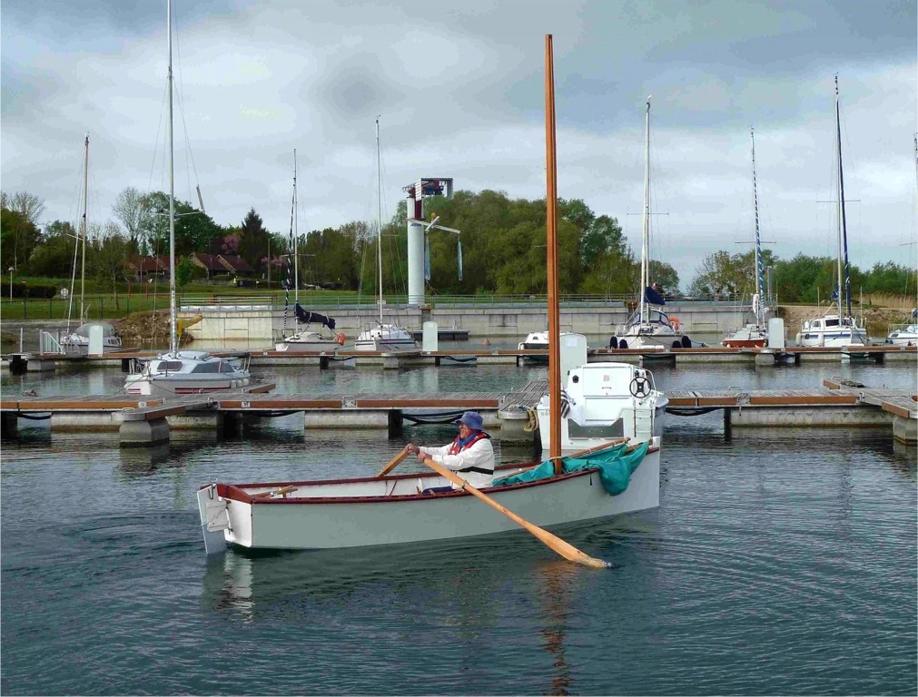 Et voici JiBi sortant du port à l'aviron pour aller gréer sur la plage.