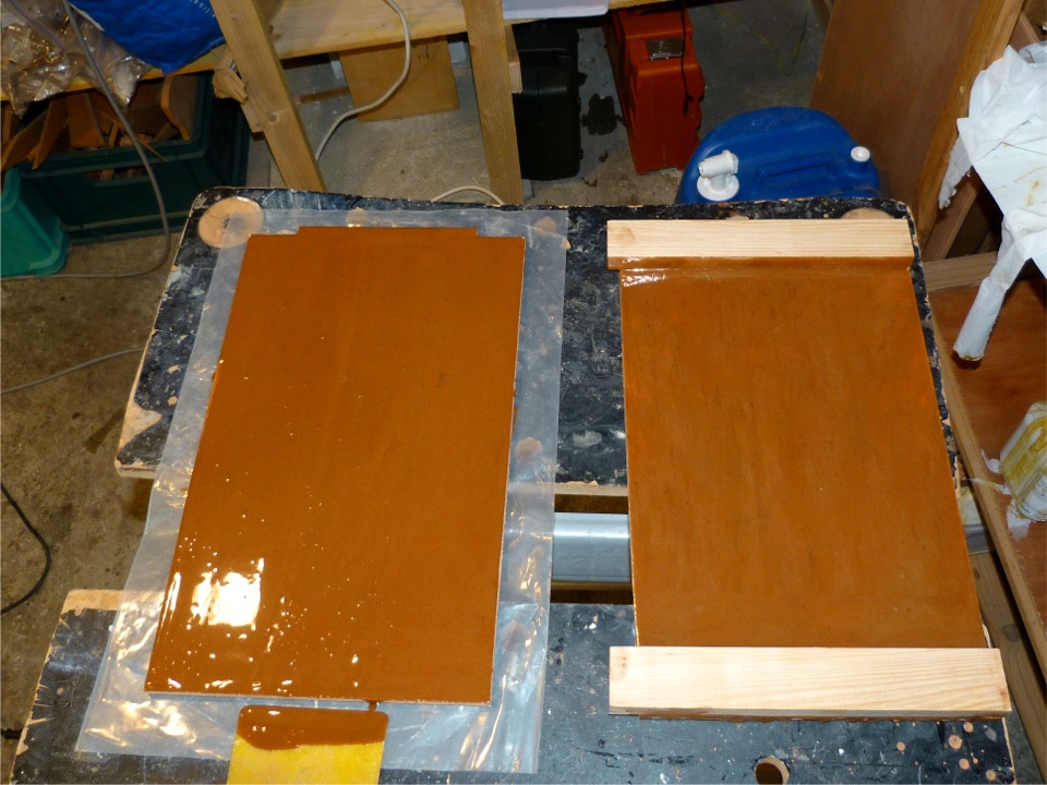 En parall&egrave;le je pr&eacute;pare le puits de d&eacute;rive du Skerry "normal" : j'ai d&eacute;ja coll&eacute; les "jambes" du puits de d&eacute;rive sur l'une de ses joues (&agrave; droite) et je viens de tartiner un m&eacute;lange &eacute;poxy-charge de la consistance du ketchup (ou un nappage au caramel pour coller &agrave; la teinte) sur la seconde joue, sur laquelle je vais poser l'ensemble joue-jambes d&eacute;ja coll&eacute;. Notez que le m&eacute;lange est teint&eacute; en brun-rouge : j'ai ajout&eacute; du colorant "acajou" car j'utilise le m&ecirc;me m&eacute;lange - en plus &eacute;pais - pour faire les joints ext&eacute;rieurs du Grand Skerry (voir quelques images plus loin). 