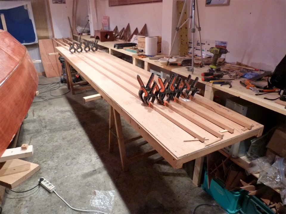 J'ai pouss&eacute; un peu les murs de la partie chauffable de l'atelier pour installer ma longue table &agrave; cot&eacute; du Grand Skerry et je l'utilise pour coller les trois &eacute;l&eacute;ments des quatre baguettes des listons du Skerry. 