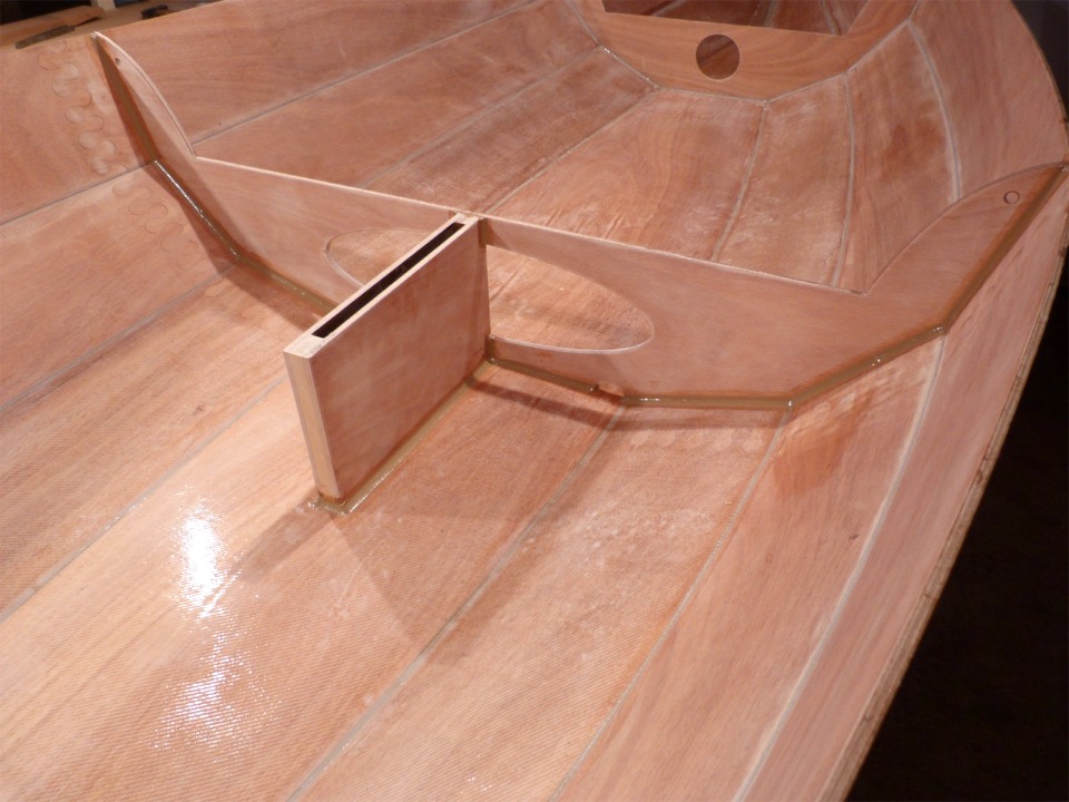 Changement de Skerry : je colle le puits de d&eacute;rive et la cloison centrale du Skerry "normal". J'ai commenc&eacute; par re-suturer la cloison (d&eacute;mont&eacute;e avant de faire les joints et la stratification int&eacute;rieure) en re-per&ccedil;ant les trous des anciennes sutures (bouch&eacute;s par la stratification ou l'impr&eacute;gnation), puis j'ai retrouv&eacute; les marques que j'avais trac&eacute;es sur la sole avant le montage pour positionner le puits de d&eacute;rive, et j'ai perc&eacute; trois trous de vis : deux dans la sole et une dans le haut de la cloison.