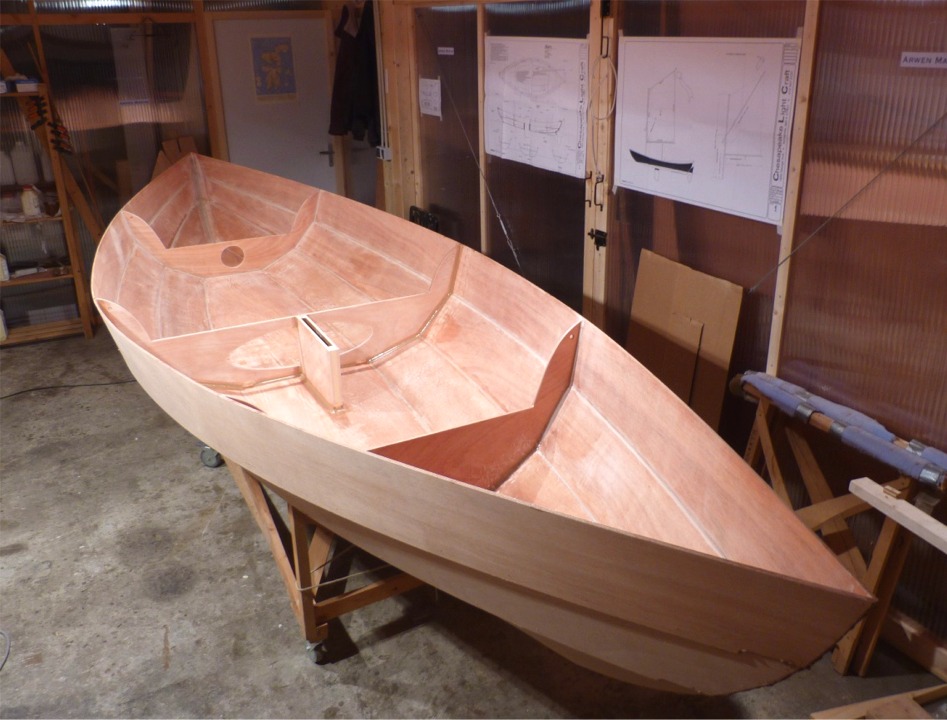 Je vais ensuite coller le pied de m&acirc;t avant de coller les dessus de caissons et le banc central. Ce Skerry sera gr&eacute;&eacute; en sloop, et le m&acirc;t est normalement pos&eacute; sur le caisson, juste devant la cloison avant, et tenu par deux haubans et un &eacute;tai. Mais j'ai d&eacute;cid&eacute; de le monter comme un m&acirc;t autoportant, avec un pied de m&acirc;t sur la sole et un &eacute;tambrai au niveau du dessus du caisson. Le m&acirc;t sera tout de m&ecirc;me haubann&eacute;, car la traction du foc requiert la pr&eacute;sence de haubans pour &eacute;viter qu'il se mette en banane en cintrant le m&acirc;t sur l'avant. L'int&eacute;r&ecirc;t de la combinaison est de faciliter le m&acirc;tage-d&eacute;m&acirc;tage, car le m&acirc;t tient tout seul en attendant que l'on accroche les haubans et l'&eacute;tai. 