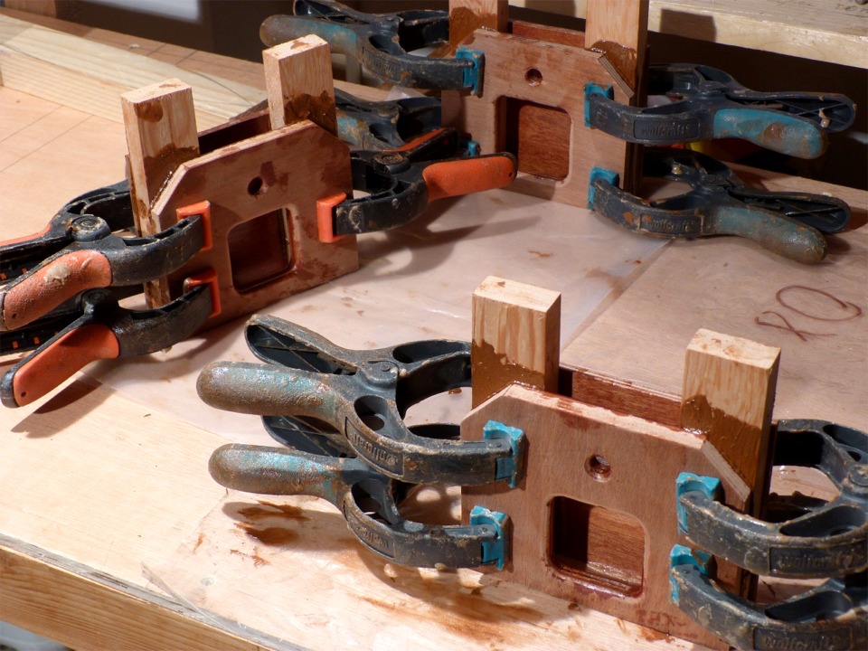 Je passe à l'ère industrielle : je colle en même temps trois pieds de mât ! En effet, il m'en faut un pour "Gustave", un pour le Grand Skerry (pour lequel je réfléchis d'ailleurs furieusement à un nom) et un pour un autre Skerry "normal", qui fera l'objet d'une construction accompagnée en compagnie d'Hervé dans quatre semaines. 