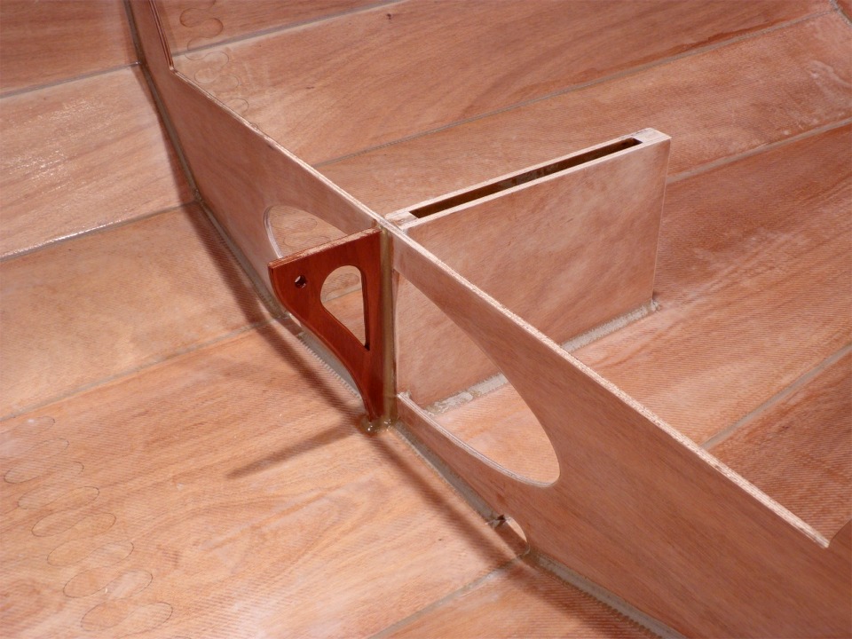 Et la voici collée en place, avec une couche d'imprégnation, qui fait ressortir la couleur du makoré, nettement plus rouge que l'okoumé du kit du Skerry. 