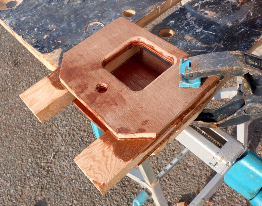 Le pied de mât est réalisé en 4 éléments : un fond en contreplaqué makoré de 6 mm, deux cales d'épaisseur en sapin de 20 mm et enfin la pièce qui tiendra effectivement le pied du mât, le dessus, en contreplaqué makoré de 12 mm. 