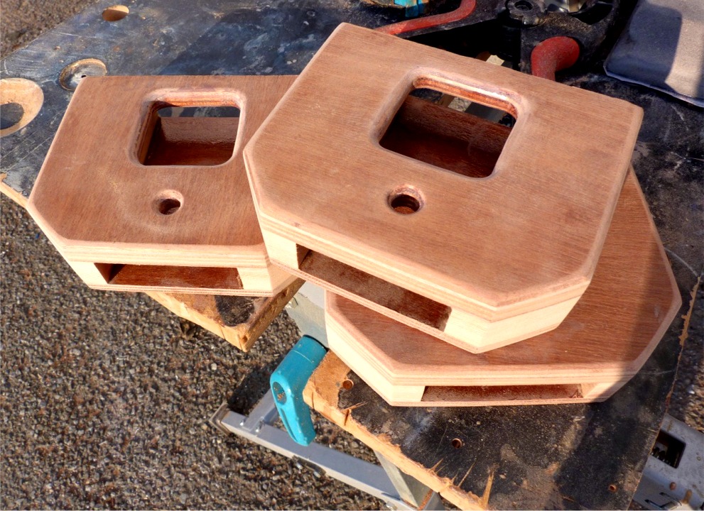 Un coup de défonceuse avec la fraise en quart de cercle pour arrondir les angles supérieurs des trois faces qui resteront exposées à la merci des doigts de pieds sauvages qui s'ébattront au fond du bateau. 