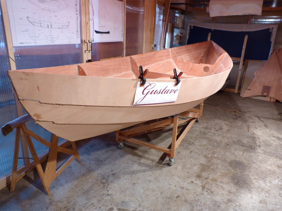 Grande nouvelle : le Skerry que je construis sera baptisé "Gustave", comme on peut le lire sur le lettrage en film de vinyl que je collerai sur sa peinture... dans quelque temps ! 