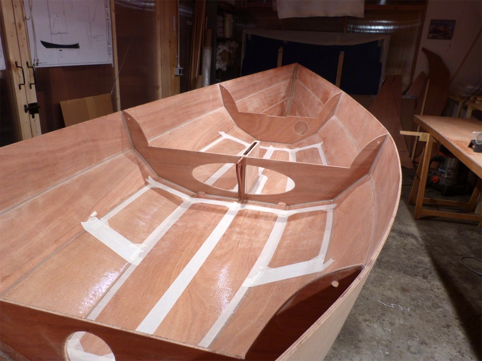 J'ai masqué pour faire l'antidérapant : je vais maintenant passer une couche d'époxy à l'intérieur des "cadres", puis saupoudrer des microbilles de verre qui vont se fixer. Je passerai ultérieurementr une seconde couche d'époxy sur l'ensemble de la surface pour fixer plus solidement les billes de verre. 