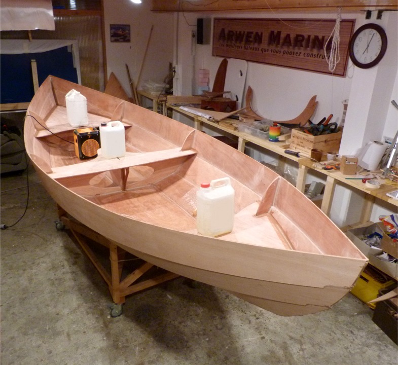 Il manque ici quelques photos interm&eacute;diaires que je n'ai pas pris le temps de faire : j'ai viss&eacute;-coll&eacute; le pied de m&acirc;t et les trois paires de cale-pieds, puis j'ai coll&eacute; les dessus des caissons et le banc central et r&eacute;alis&eacute; des joints-cong&eacute;s dans tous les angles. Le radiateur soufflant donne un petit coup d'acc&eacute;l&eacute;ration au durcissement de l'&eacute;poxy, car je vais bient&ocirc;t couper le chauffage pour la nuit (je ne veux pas prendre le risque d'un court-circuit). Vue de l'arri&egrave;re... 