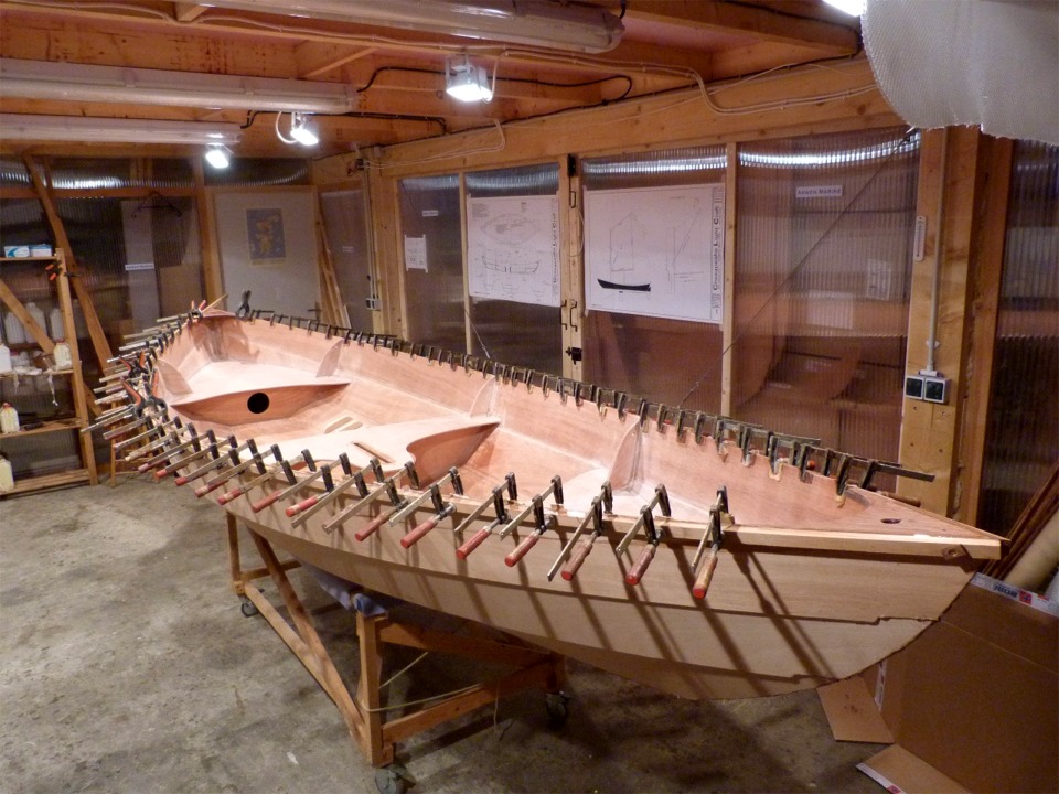 Le Skerry "Gustave" est rentré au chaud : j'ai collé les guirlandes (à qui j'ai aussi alloué 4 vis inox chacune) puis collé la première des deux épaisseurs des listons. 