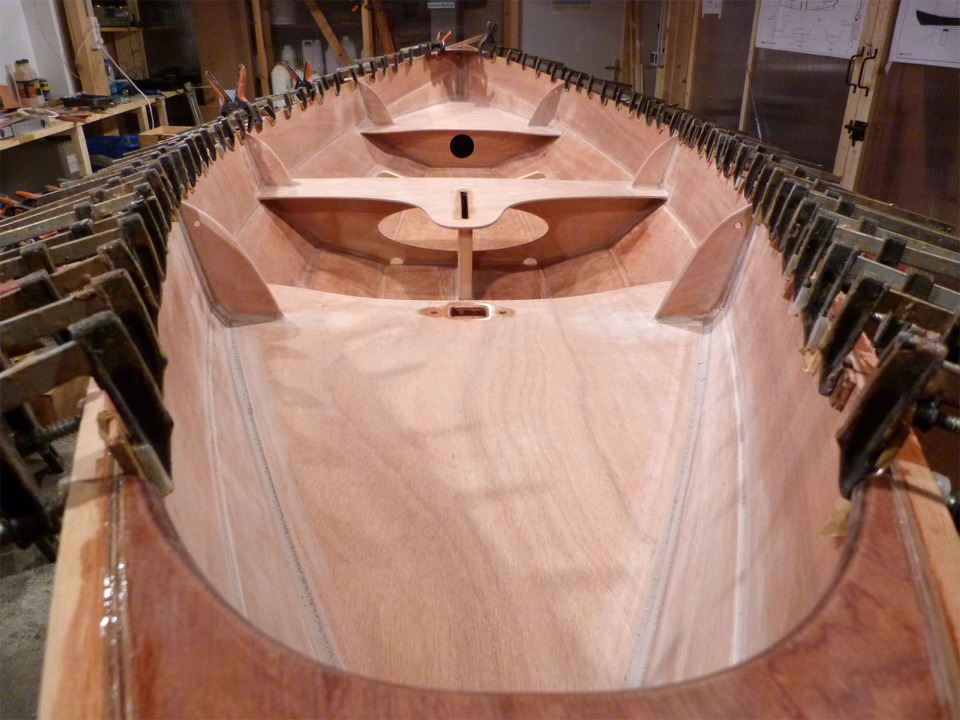 J'avais aussi préalablement finalisé l'ouverture du haut du puits de dérive à travers le banc central (le bas du puits est toujours fermé), et j'ai scellé le bois "neuf" d'une couche d'époxy, tout comme pour l'ouverture de l'étambrai. 