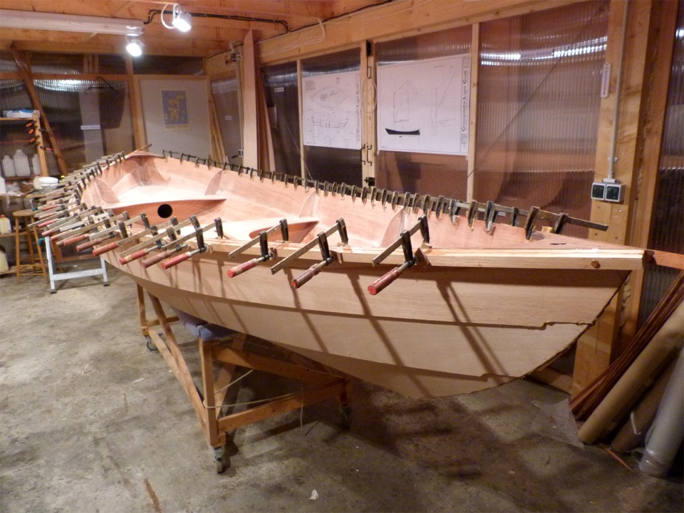 J'ai collé le second pli des listons. Notez que le premier pli donne un substrat plus rigide que le seul bordé, et j'ai donc utilisé moins de presses que pour le premier pli. On aperçoit à droite le bouchon que j'ai collé par dessus la vis qui sécurise l'extrémité avant du liston. 