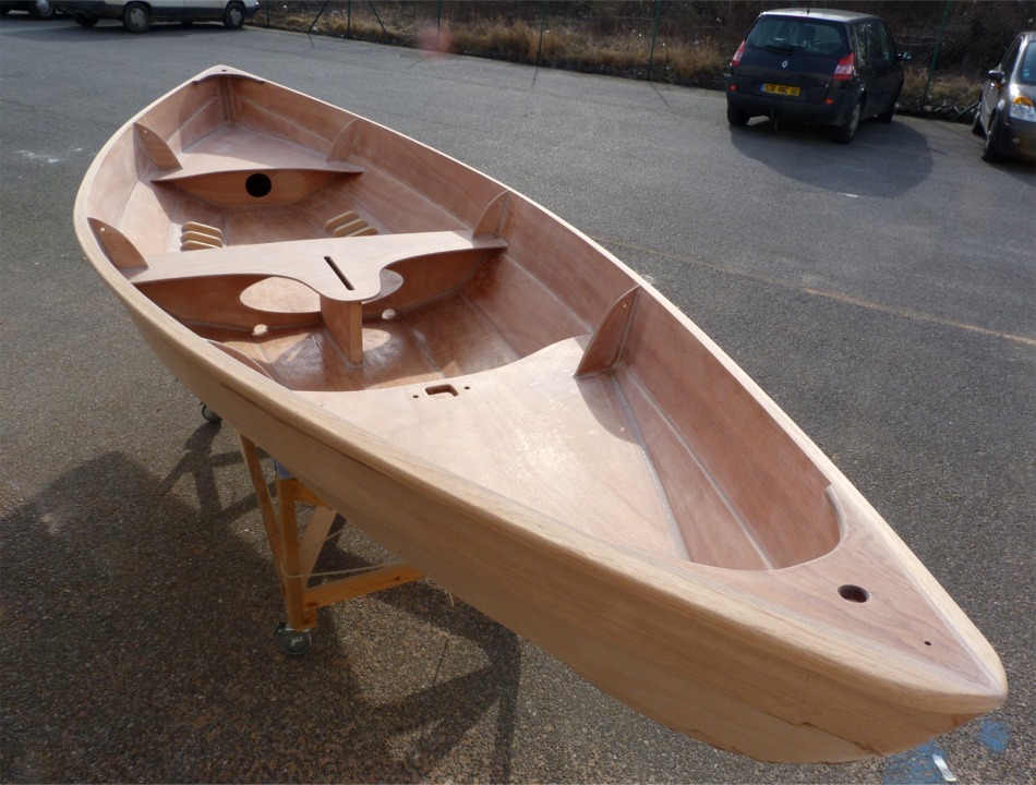 Et je termine par une passe à la défonceuse, avec la fraise en quart de rond, afin d'arrondir l'arête des listons. 