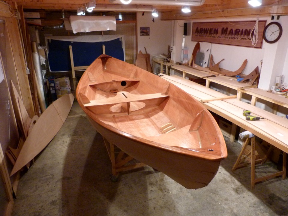 Le réchauffement climatique étant encore relativement timide, je rentre au chaud pour passer une seconde couche d'époxy sur tout l'intérieur, qui est aussi la première sur les listons. On aperçoit à gauche la sole du Skerry que je construirai à partir du 10 mars avec Hervé en construction accompagnée, et sur la droite ce sont les bordés dont je colle les scarfs. 