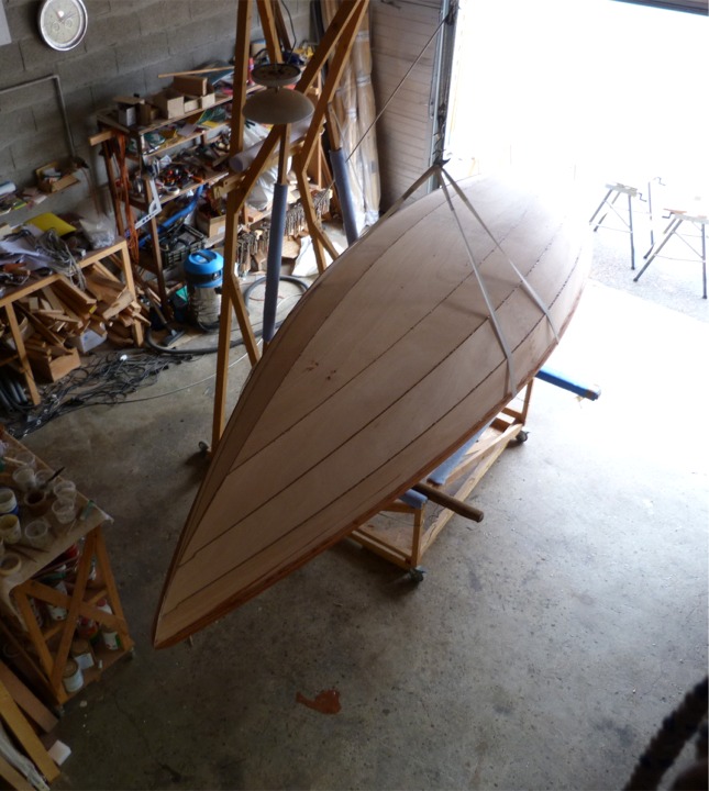 J'ai sorti ma ch&egrave;vre pour retourner le Skerry "Gustave" afin de finir l'ext&eacute;rieur de sa coque.