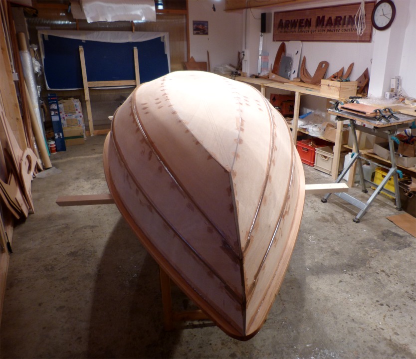 Je fais ensuite des retouches sur tous les joints et je bouche les trous des sutures. 